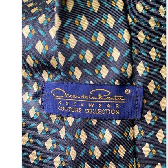 Oscar de la Renta Couture Collection black tie with tan green diamonds - Picture 3 of 4